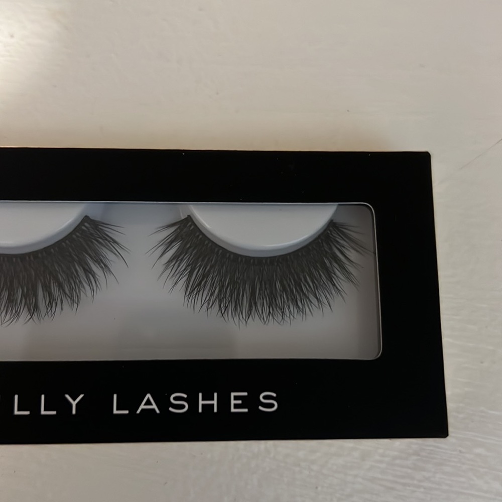 Lashes - Picture 4 of 4